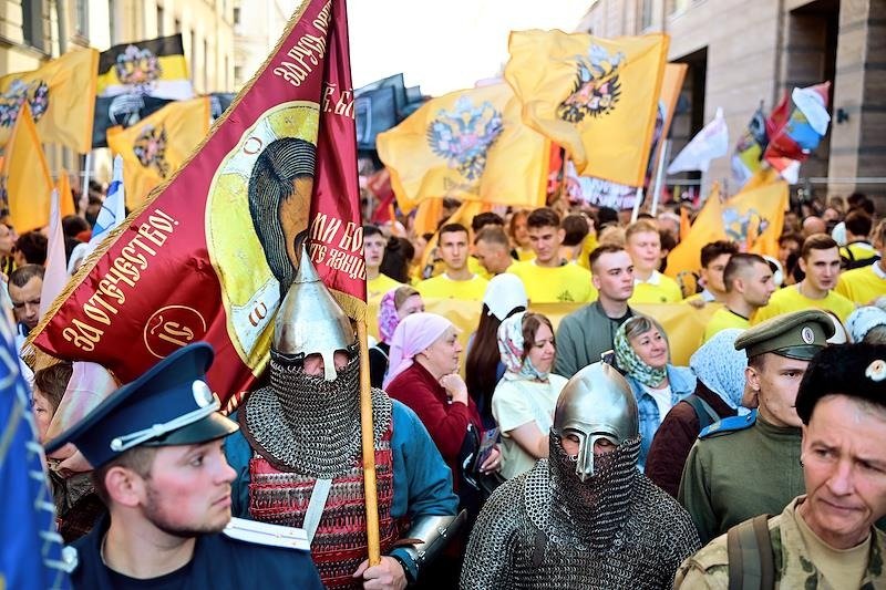 Крестный ход в Петербурге не был столь массовым, но по градусу радикализма в чем-то даже превзошел московский. Фото: Алексей Смагин / «Коммерсантъ»