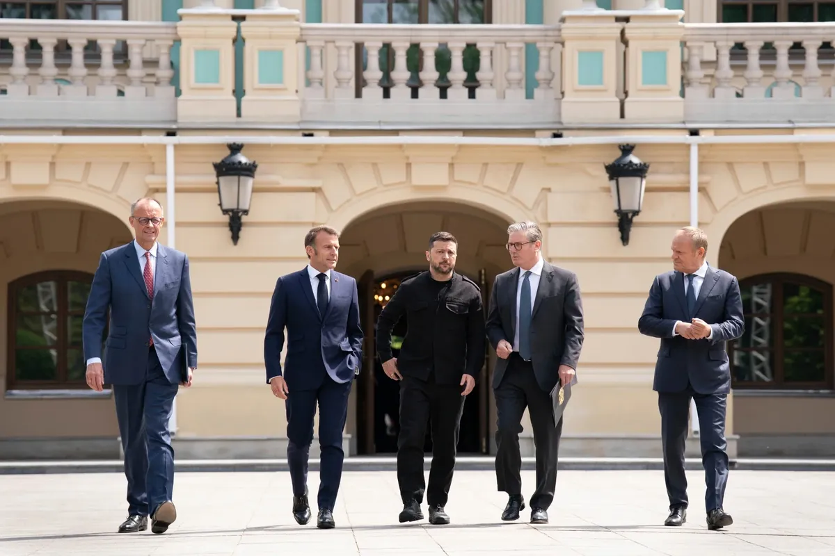 Фридрих Мерц, Эмманюэль Макрон, Владимир Зеленский, Кир Стармер, Дональд Туск (слева направо) после встречи «коалиции желающих». Фото: AP / TASS