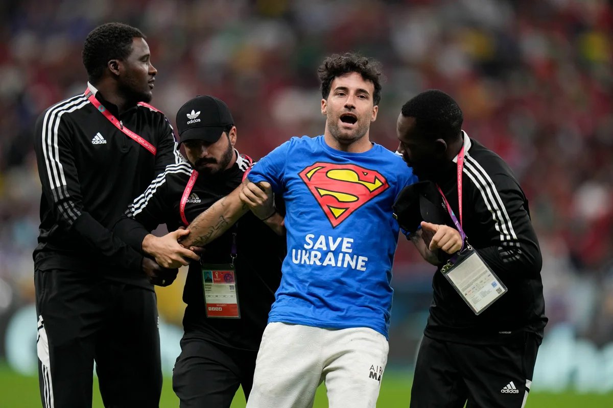 Болельщик, выбежавший на поле во время матча Португалии и Уругвая. Фото: AP / TASS