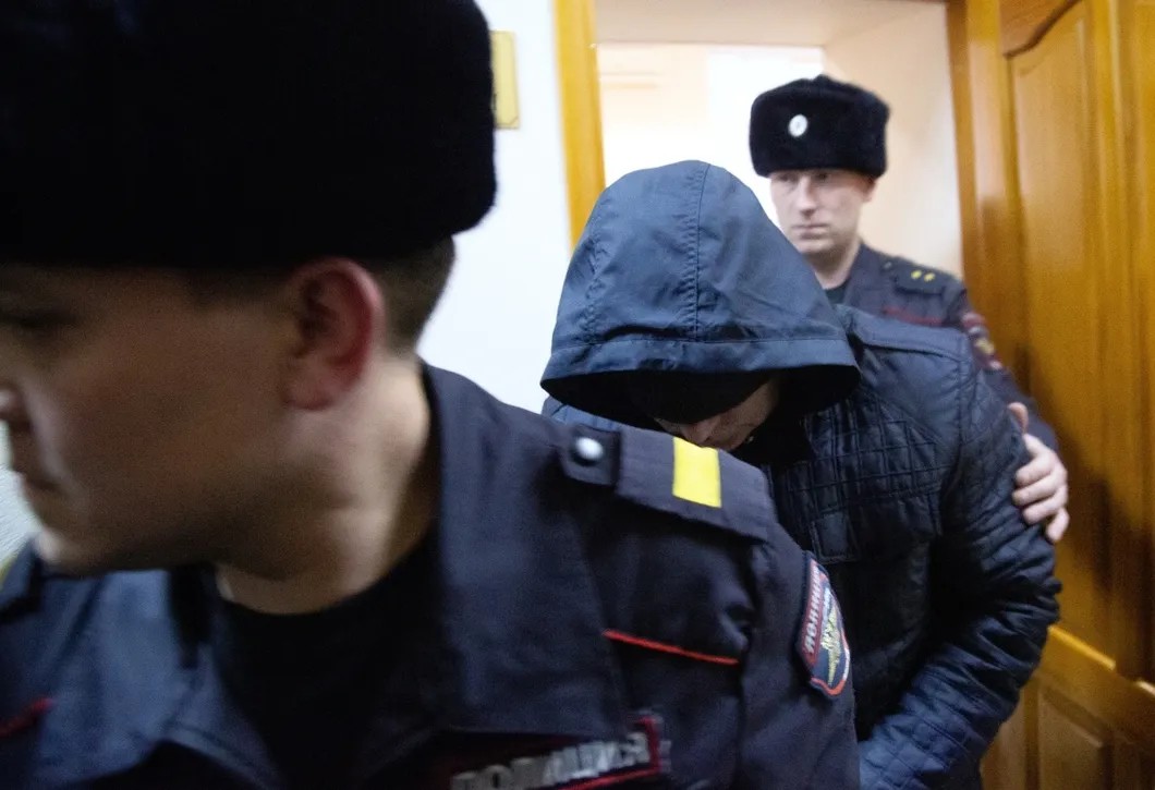 Типичный арест. Доставка задержанного в суд. Фото: РИА Новости