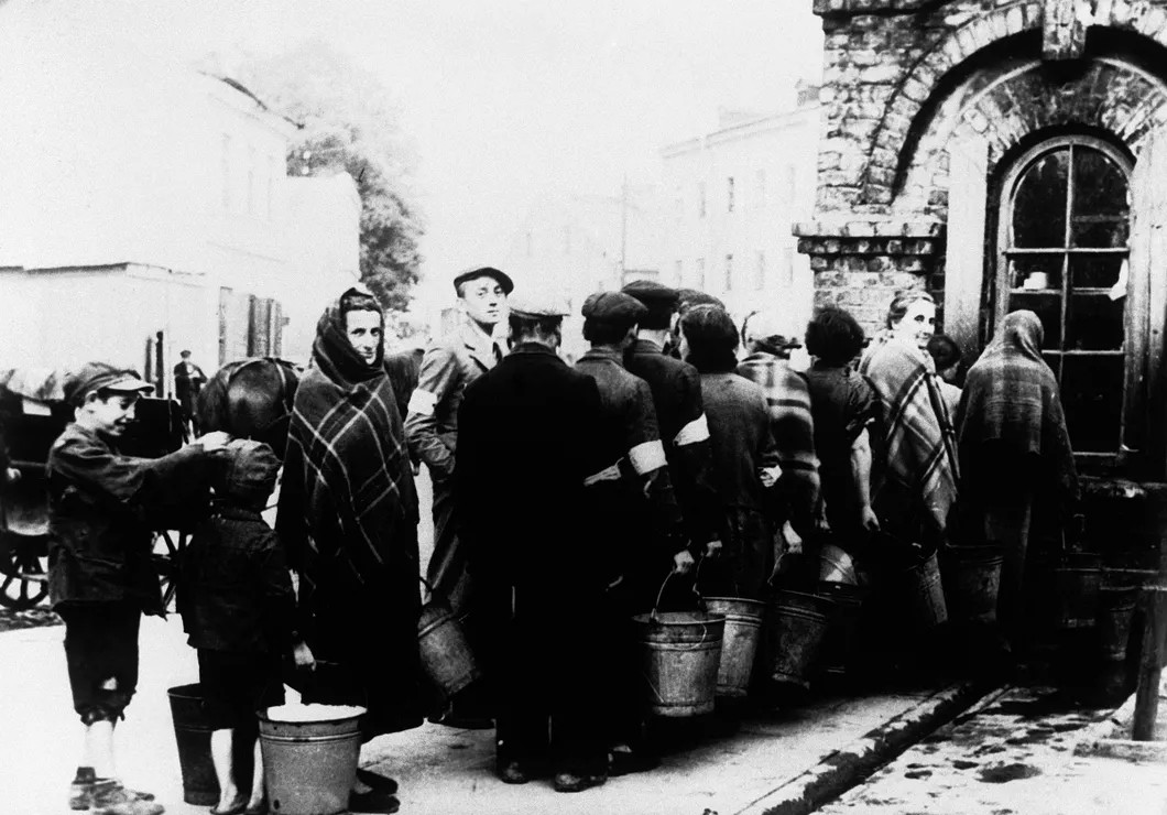 Очередь в Варшавском гетто, 1941 год. Фото: AP/TASS