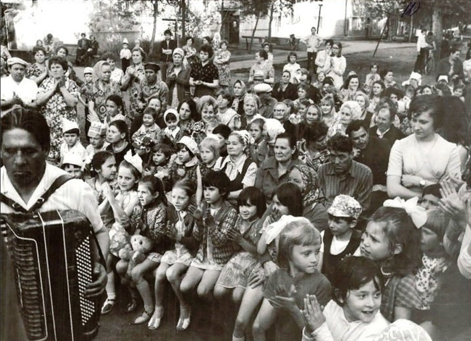 Артисты филармонии в детсаду № 3 Красноярска, 1978 год. Фото: соцсети