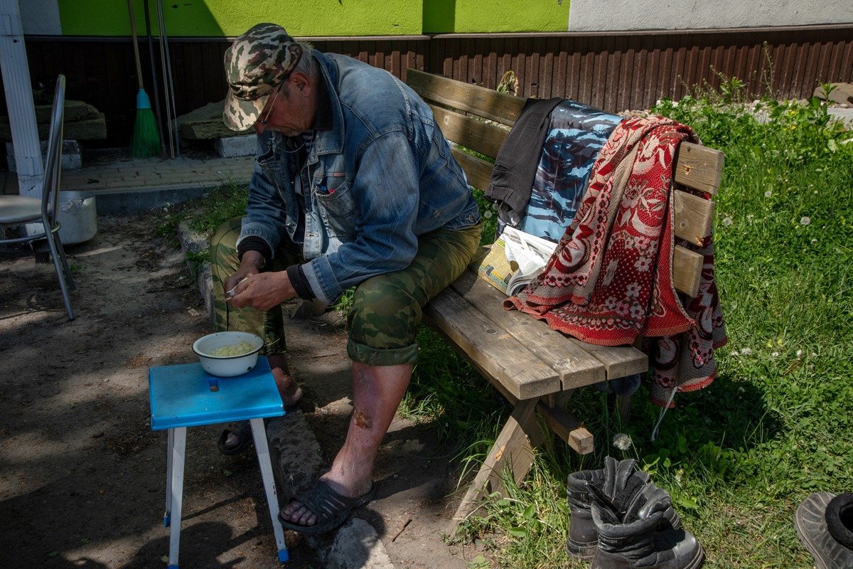 Евгений Шматко у подъезда своего разрушенного дома на Центральной улице. Фото: Алексей Душутин / «Новая газета»