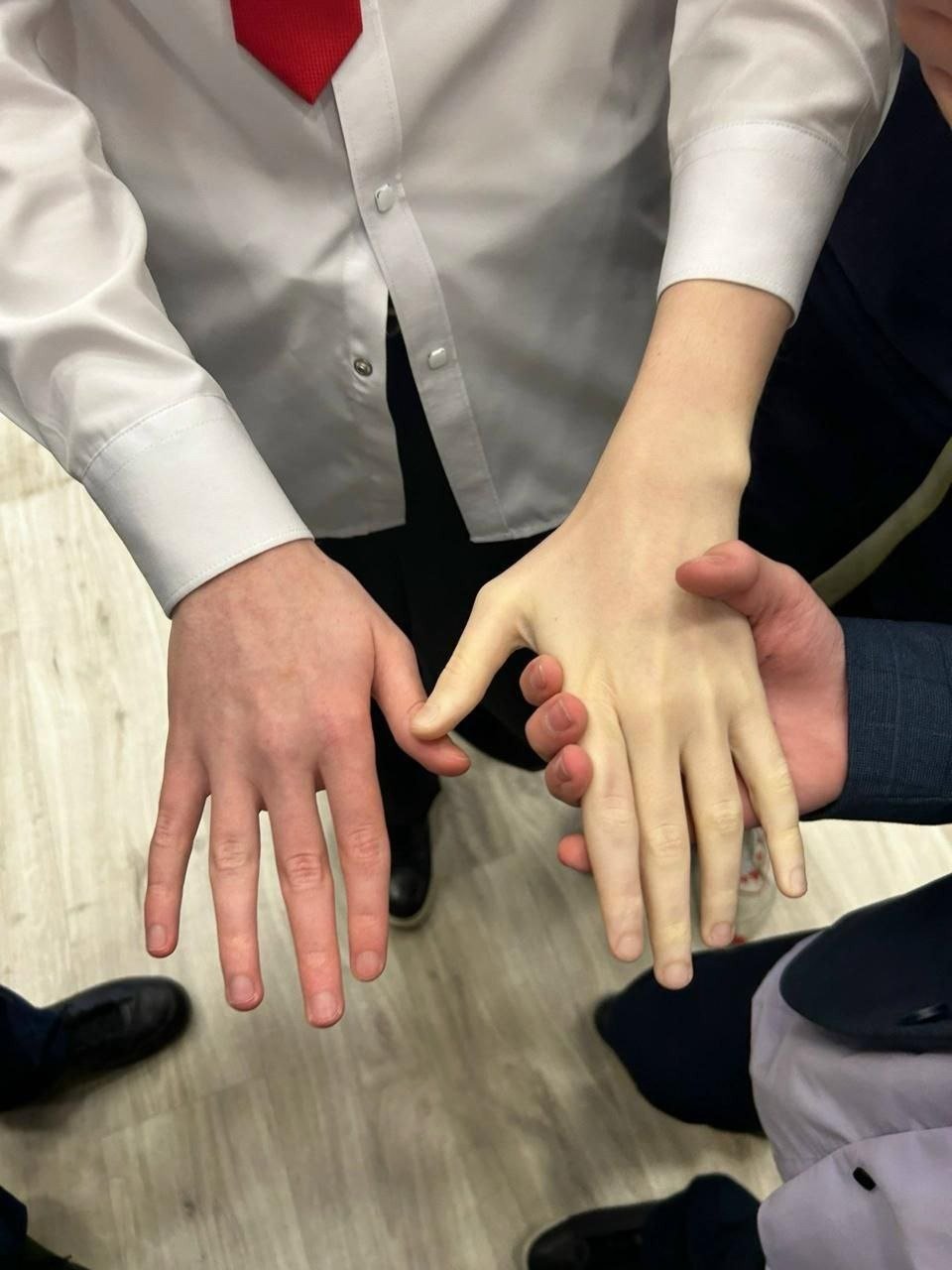Руки школьника после занятия по оказанию медицинской помощи. Фото: соцсети