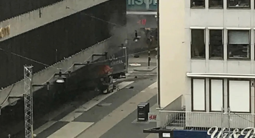 Место трагедии — улица Дроттнинггатан. Грузовик террориста врезался в здание. Местные власти подтверждают: «Все указывает на теракт». Фото: EPA
