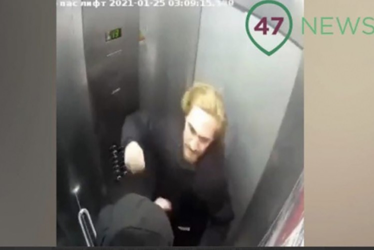 Скриншот видеозаписи из лифта