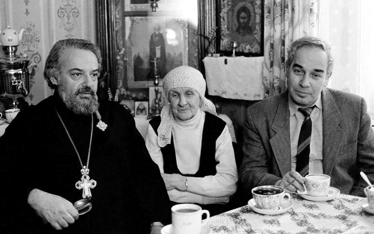 1989 год. Александр Мень и Павел (крайний справа). В центре прихожанка М.В. Тепнина. Фото: архив