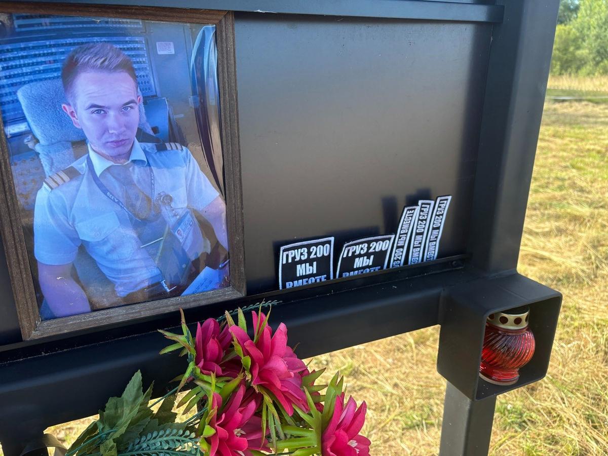 Рядом с портретом второго пилота Рустама Каримова — слоганы Вагнера. Фото: Иван Жилин / «Новая газета»