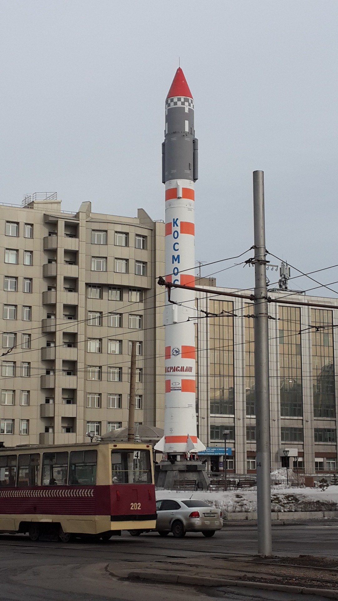 32-метровая стела, установленная Красмашем на площади Котельникова в Красноярске. Фото: Алексей Тарасов / «Новая газета»