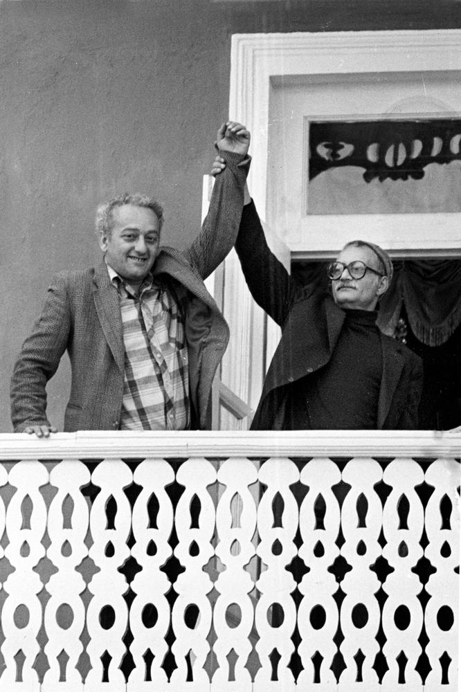 Резо Габриадзе (слева) с Гией Данелией — самым близким другом, с которым они создавали фильмы для себя и для нас, фильмы-шедевры, — на балконе Театра марионеток. Еще довольно молодые. И главное, живые. Фото: Юрий Рост