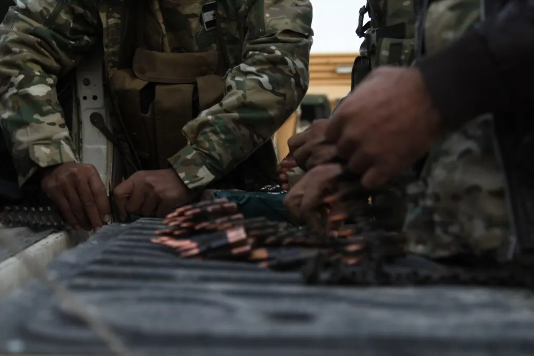 3-й корпус ССА проверяет оружие и боеприпасы после захвата деревни Аль-Ябиса к востоку от города Ракка. Фото: источник, специально для «Новой газеты».