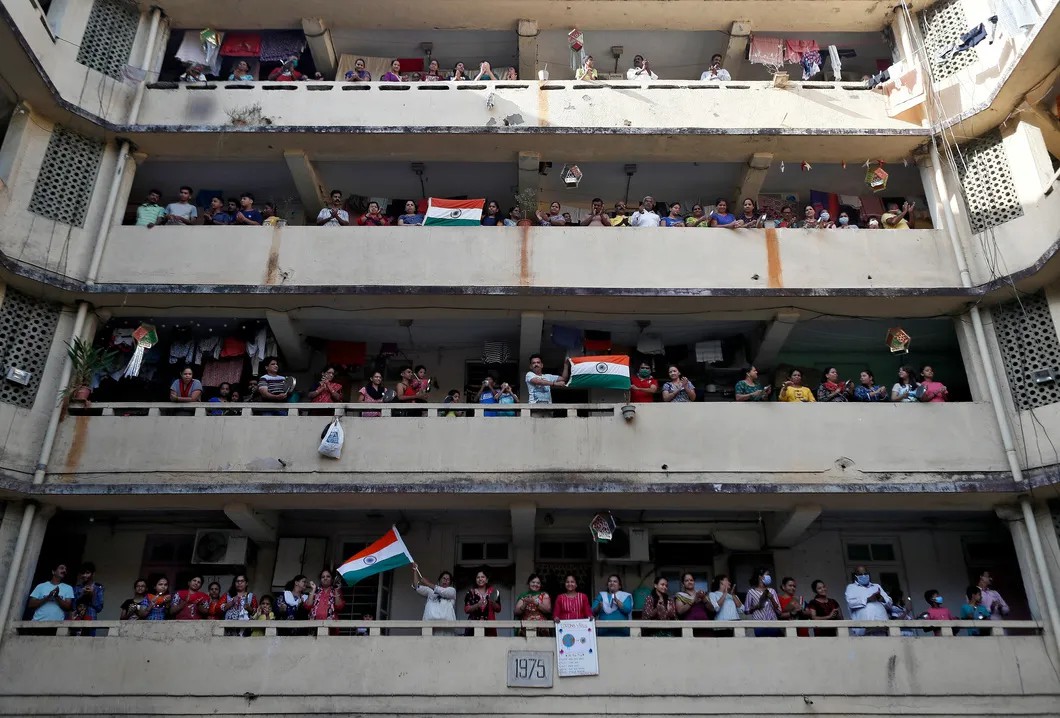 Жители Мумбаи аплодируют на балконах в знак солидарности. Фото: Reuters