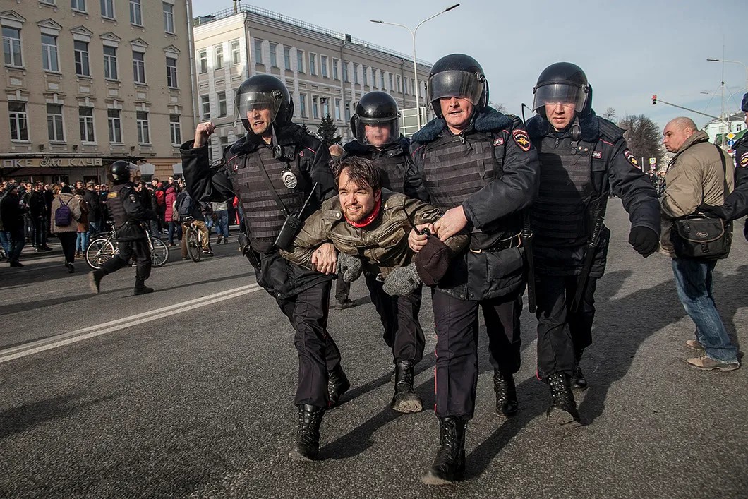 Задержание Алексея на акции «Он вам не Димон» 26 марта 2017 года. Фото: Влад Докшин / «Новая газета»