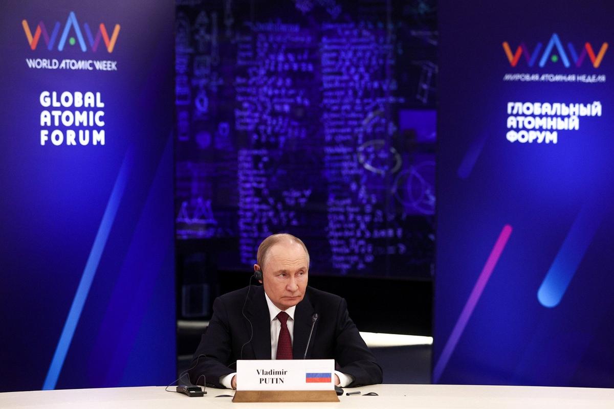 Владимир Путин на заседании международного форума «Мировая атомная неделя» на ВДНХ. Фото: Сергей Булкин / ТАСС