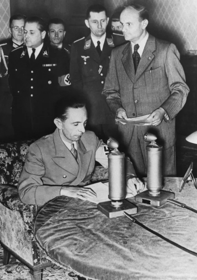22 июня 1941 г. Йозеф Геббельс объявляет по радио о нападении на Советский Союз. Фото: Suddeutscher Verlag / ТАСС