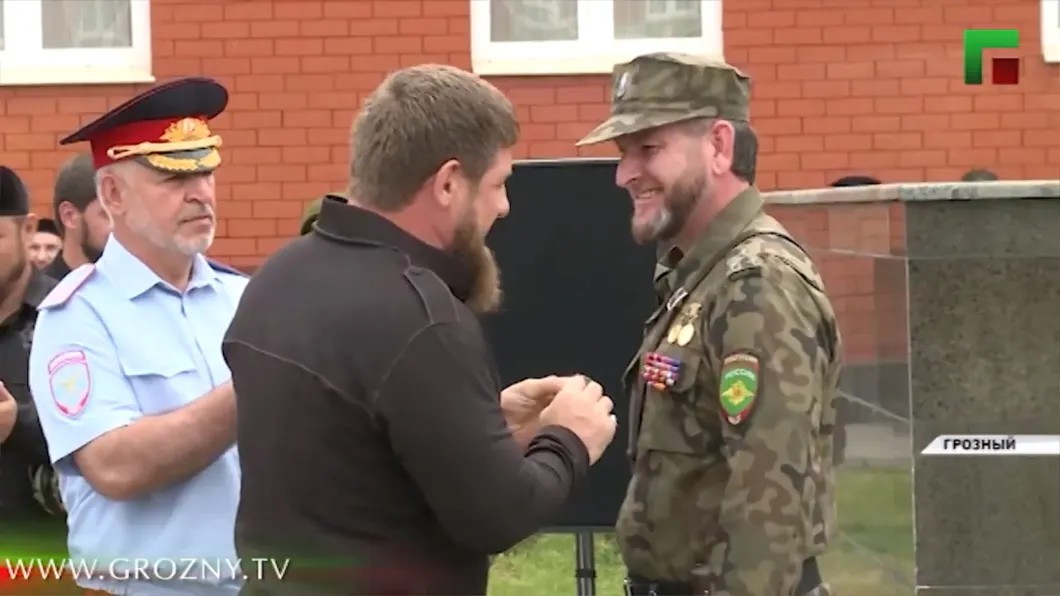 Аслан Ирасханов (справа) получает награду от главы Чечни Рамзана Кадырова. Кадр: «Грозный ТВ»