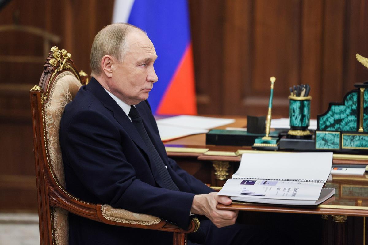 12 мая 2025 года. Владимир Путин на встрече с губернатором Ивановской области. Фото: Александр Казаков / ТАСС