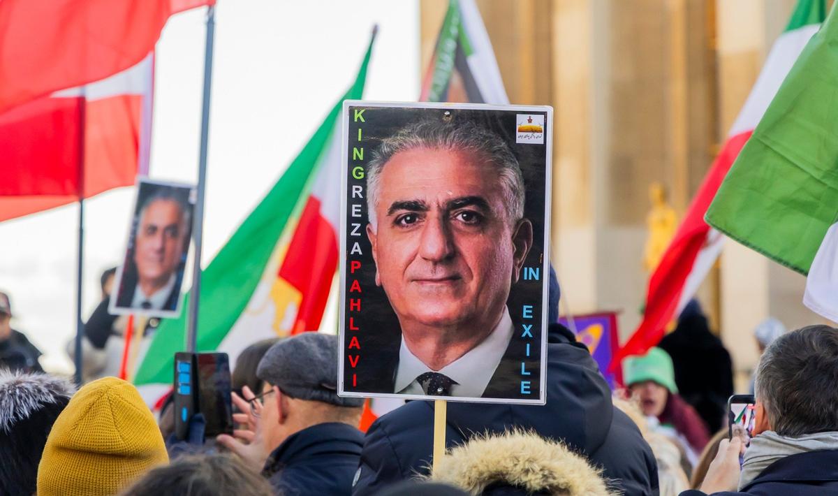 4 января 2026 года. Париж. Портрет Резы Пехлеви на митинге в поддержку иранских протестов. Фото: Zuma / TASS