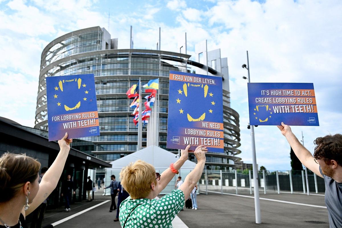 Протесты перед зданием Европейского парламента в Страсбурге. Фото: Roses Nicolas / ABACA