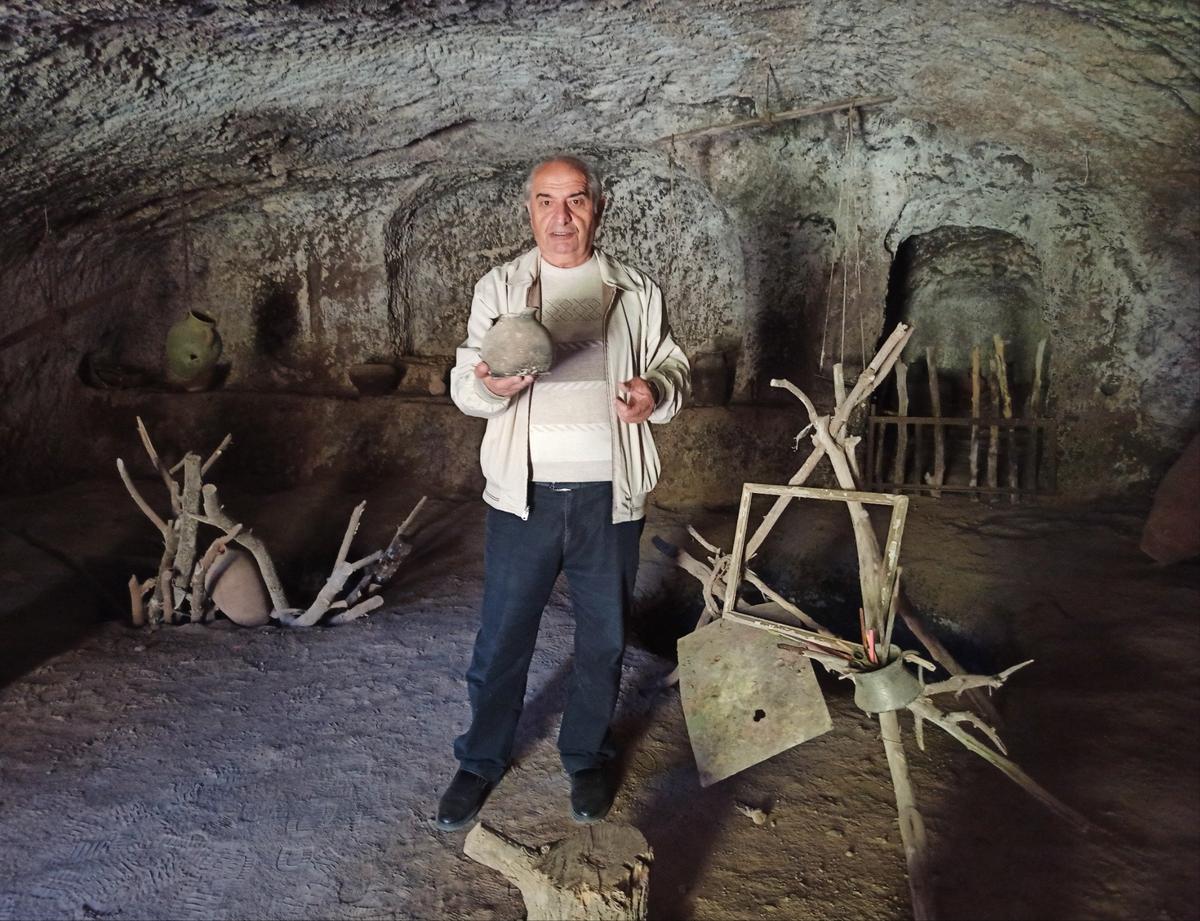 Жирайр Мартиросян в своей мастерской, обустроенной в одной из пещер. Фото: Евгения Енгибарян