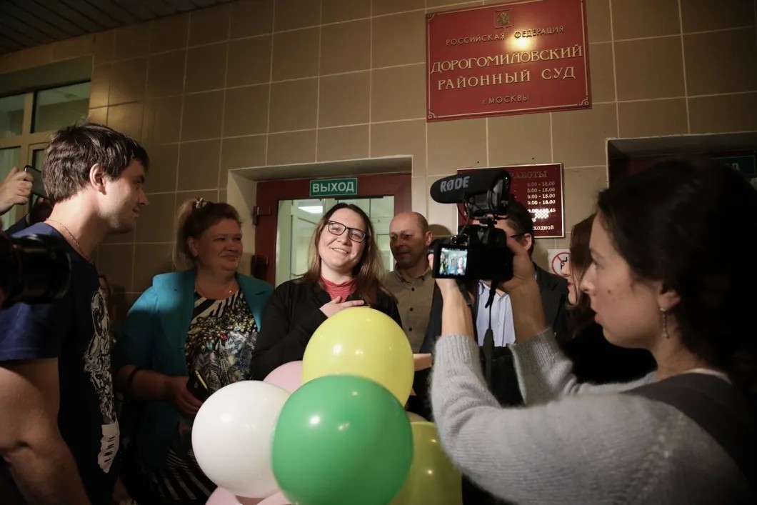 Мария Дубовик выходит из здания суда. Фото: Анна Артемьева / «Новая газета»