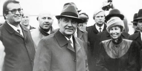 Горбачев и Филатов (слева) в Норильске, 1988 год