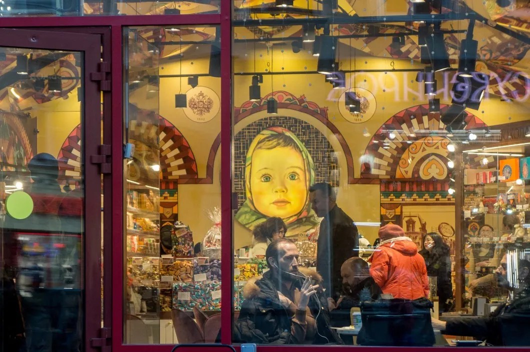 Фирменный магазин «Алёнка». Фото: Demian Stringer / ZUMA Wire / ТАСС