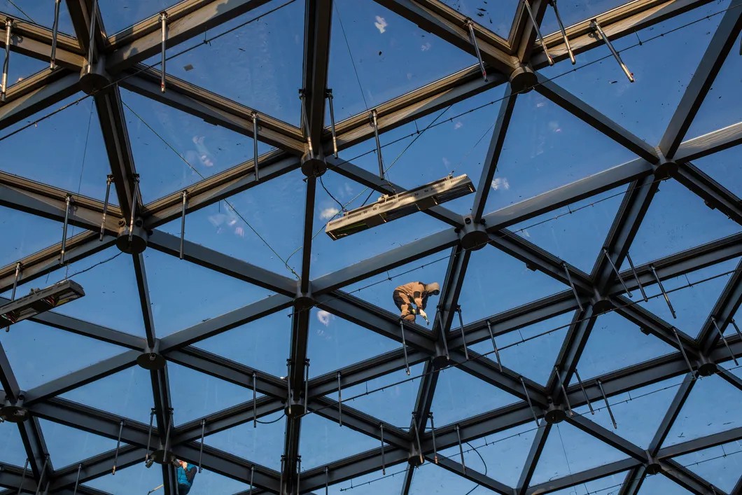 Строители осуществляют работы на стеклянном куполе в парке. Недавно он был поврежден посетителями. Фото: Влад Докшин / «Новая газета»
