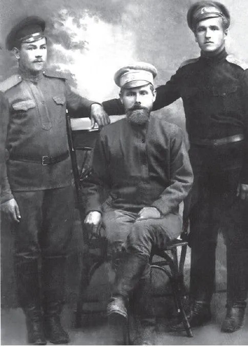 В.И. Лукичев (в центре). Фото из семейного архива