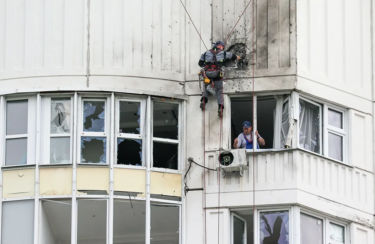 «Ну ладно, живы и тьфу-тьфу-тьфу». Репортаж с улицы Атласова в Новой  Москве, которая утром подверглась атаке беспилотника — Новая газета