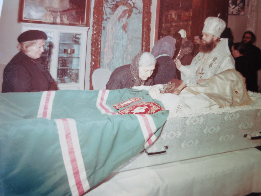 Лидия Стрельникова (слева) и архиепископ Алексий (Кутепов) (справа) у гроба патриарха Пимена в патриаршей резиденции в Чистом переулке, 3 мая 1990 г. Фото из собрания автора