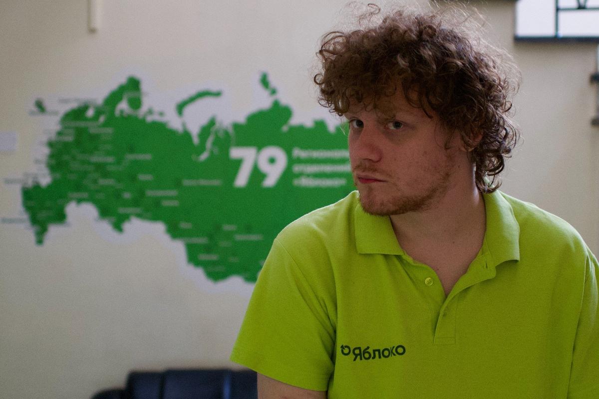 Волонтер Алексей. Фото: Даниил Черяпкин / «Новая газета»