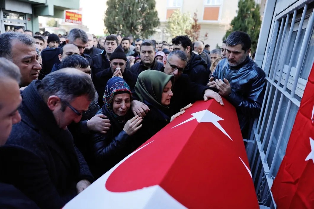 Похороны одной из жертв теракта 1 января 2017 года. Стамбул. Фото: Reuters