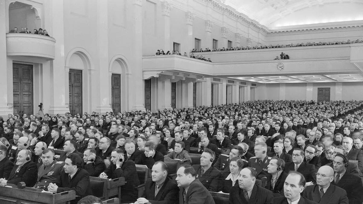 25 февраля 1956 г. Делегаты ХХ съезда Коммунистической партии Советского Союза во время заседания в Большом Кремлевском дворце. Фото: Василий Егоров/ТАСС