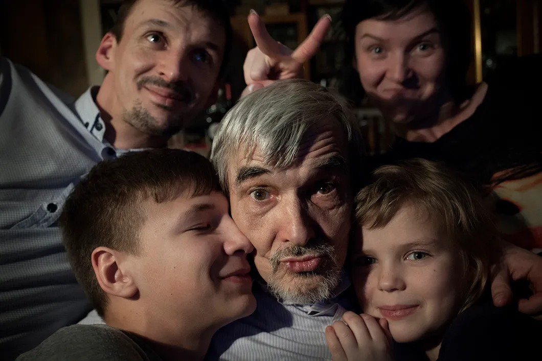С детьми и внуками после оправдания. 5 апреля 2018 года. Фото: Анна Артемьева / «Новая газета»