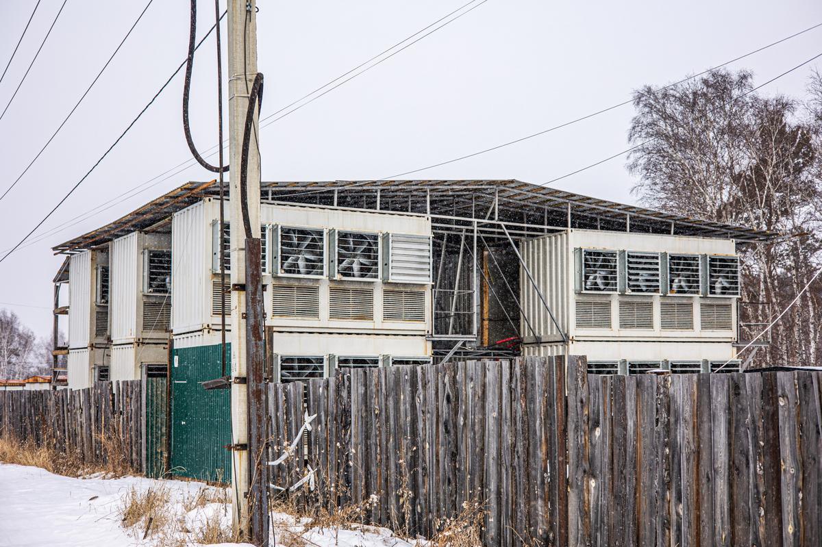 Крупная майнинг-ферма в пригороде Иркутска. Фото: Антон Климов, специально для «Новой газеты»