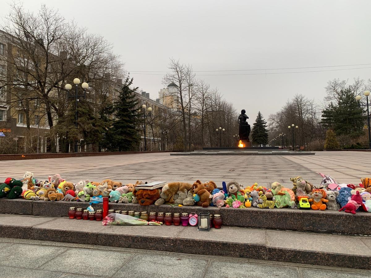 Стихийный мемориал памяти погибших 30 декабря. Фото: Иван Жилин / «Новая газета»