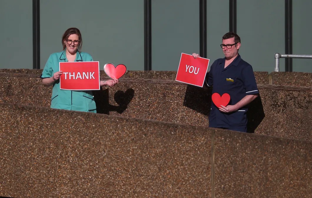 Сотрудники NHS благодарят граждан. Фото: Reuters