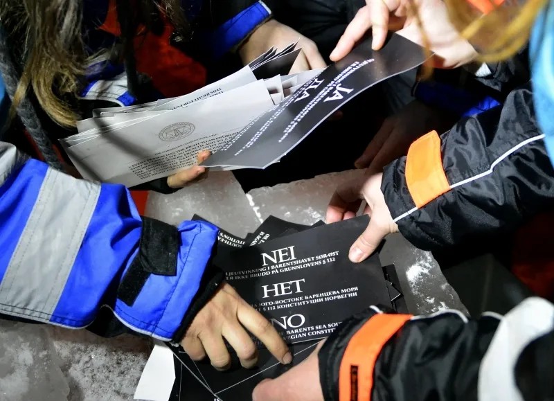 Активисты раздают листовки с призывом не разрешать нефтедобычу в Арктике. Фото: Татьяна Брицкая / «Новая газета»