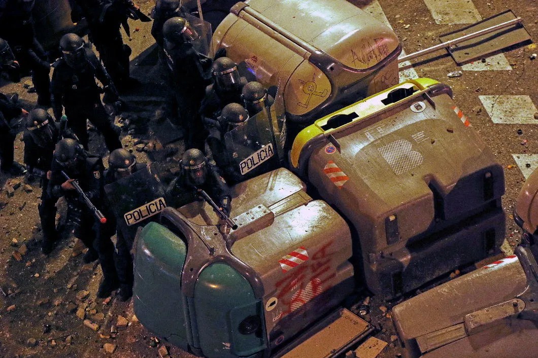 Столкновения с полицией в Барселоне. 17 октября 2019 года. Фото: EPA