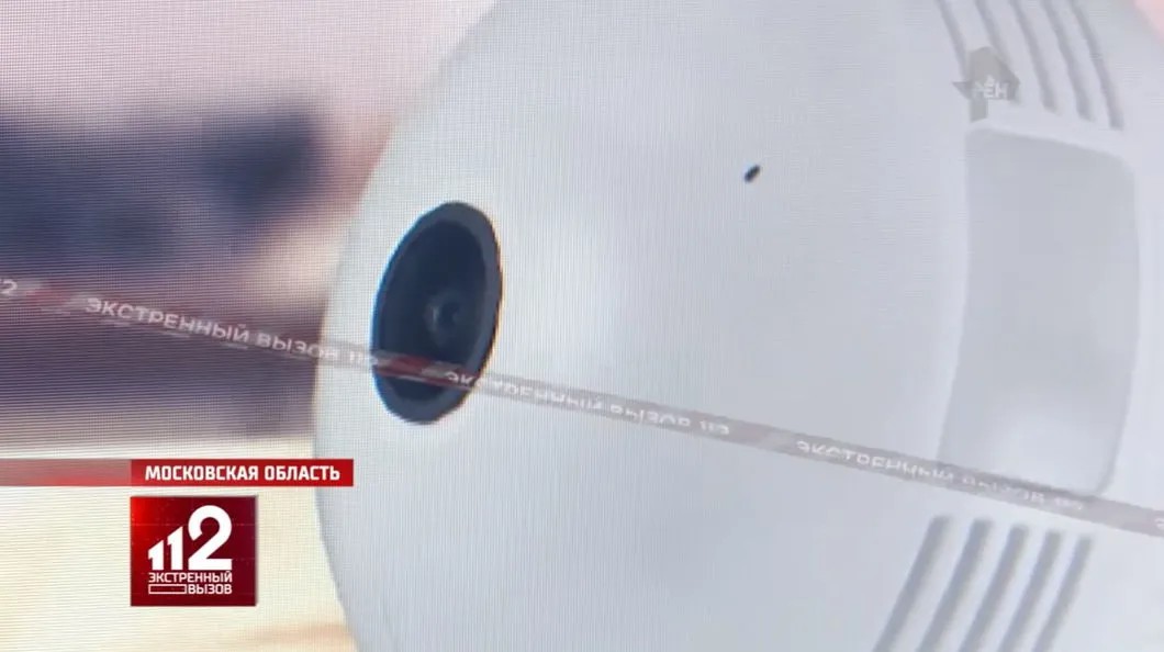Объектив камеры расположен на «донышке» корпуса лампочки. Кадр из видео программы «Экстренный вызов» / Youtube