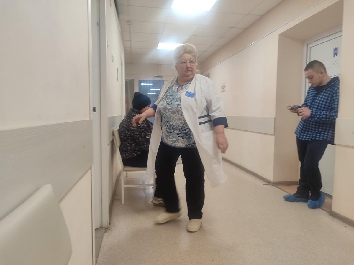 Лиливанна заходит в свой кабинет