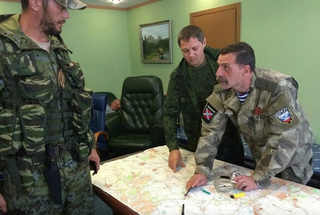 Полевой командир Игорь Безлер (справа) над картой. Фото: соцсети