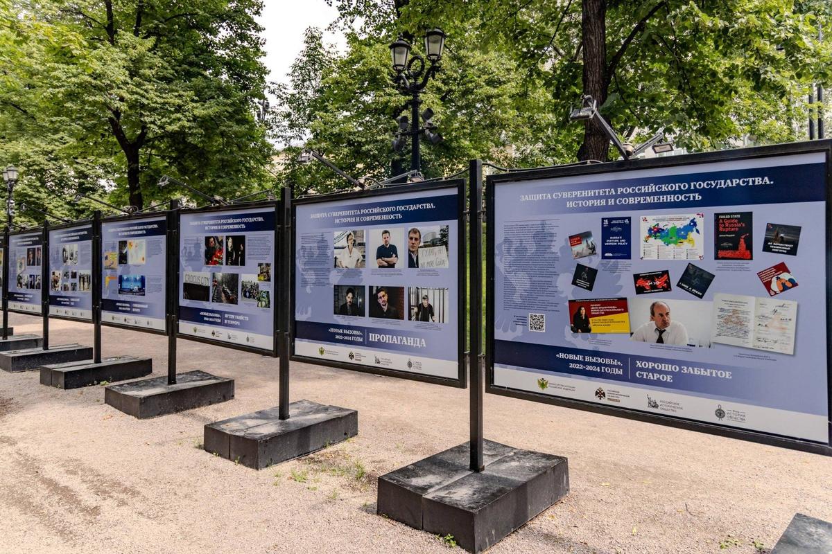 Выставка на Гоголевском бульваре. Фото: rvio.ru