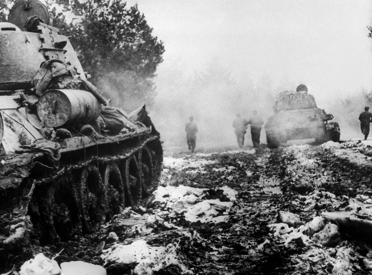 Советские пехотинцы, идущие в атаку под прикрытием танков. Декабрь 1941 года. Фото: Марк Редькин / ТАСС