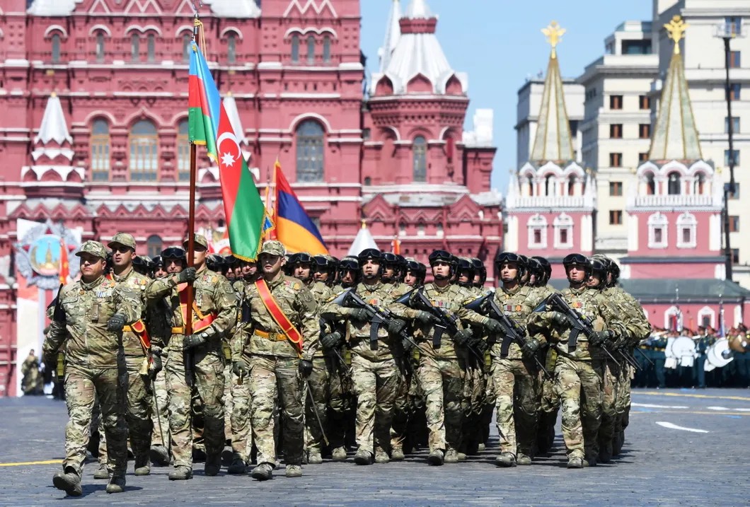 Колонна армии Азербайджана. За ней — армянская армия. Фото: Reuters