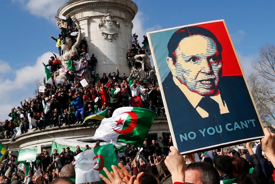 Протесты алжирской диаспоры в Париже. Надпись на плакате с изображением президента Бутефлики: «Нет, ты не можешь». Фото: Francois Mori / AP / ТАСС