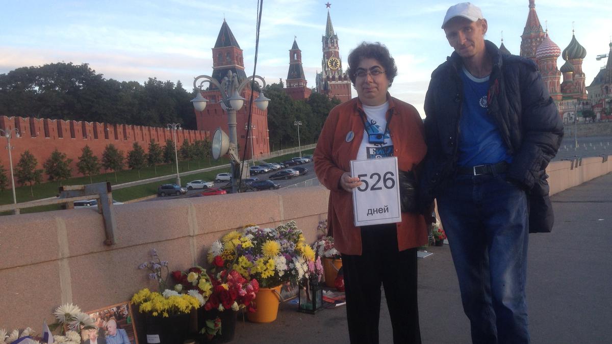 Алексей Михеев вместе с активисткой Каринэ Старостиной на Немцовом мосту. Фото предоставлено волонтерами