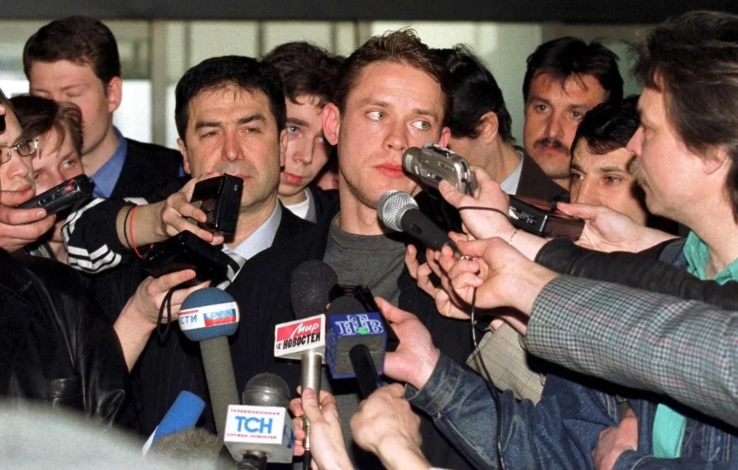 Павел Буре отвечает на вопросы журналистов в Шереметьево, апрель 2000. Он только что прибыл в Россию для участия в ЧМ. Фото: EPA