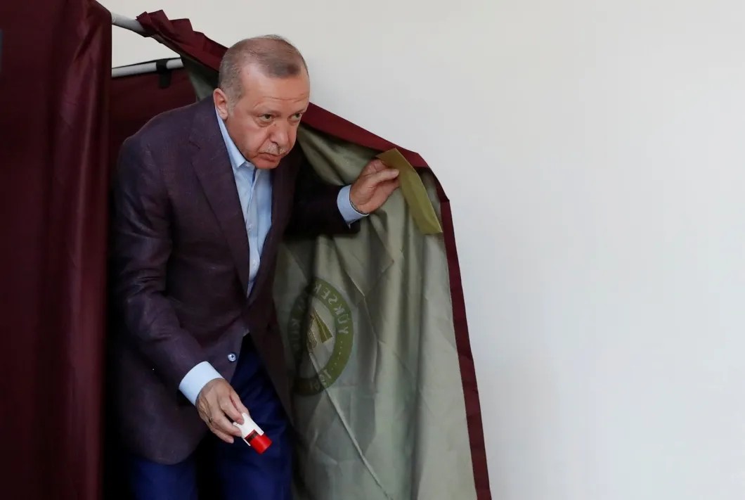 Президент Эрдоган выходит из кабины для голосования на участке в Стамбуле. Фото: Reuters